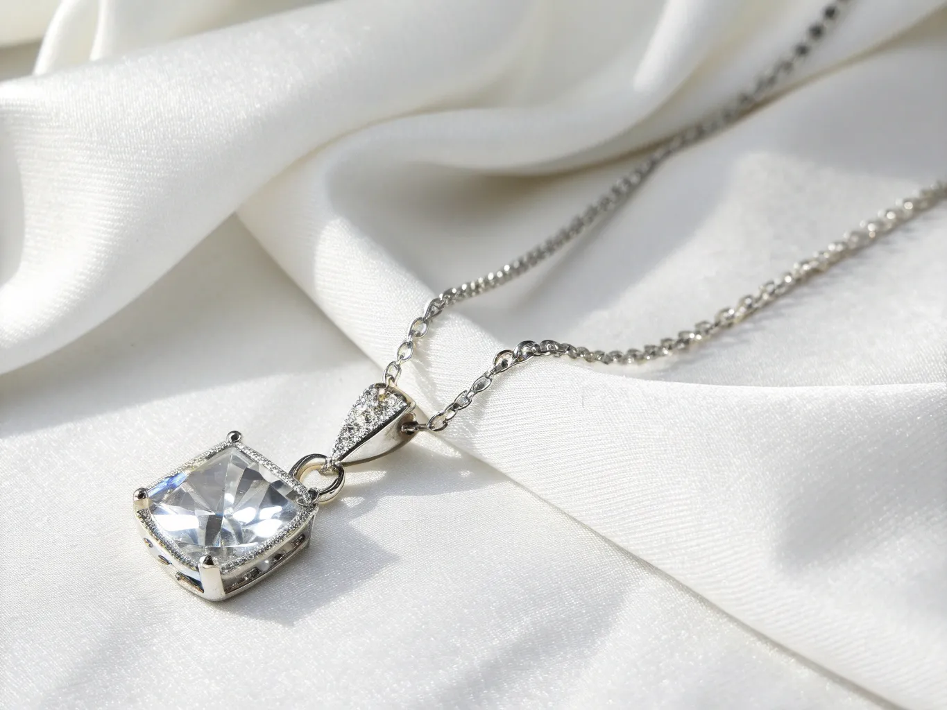 Sølvhalskæde med krystal vedhæng Sølvhalskæde med krystal vedhæng