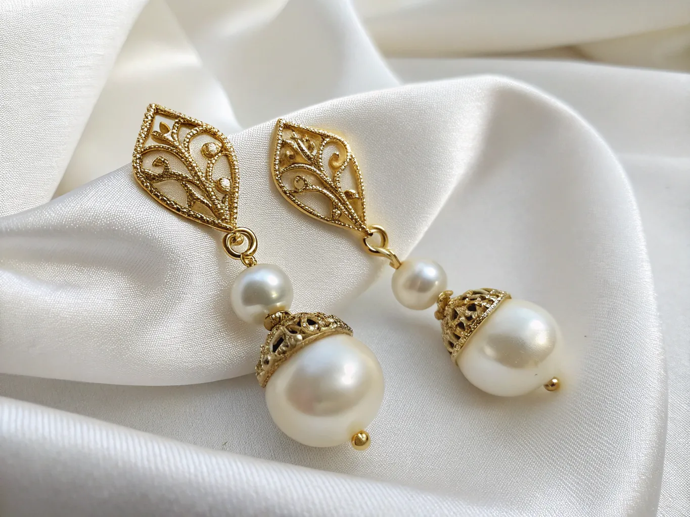Perleøreringe med gulddetalje Perleøreringe med gulddetalje